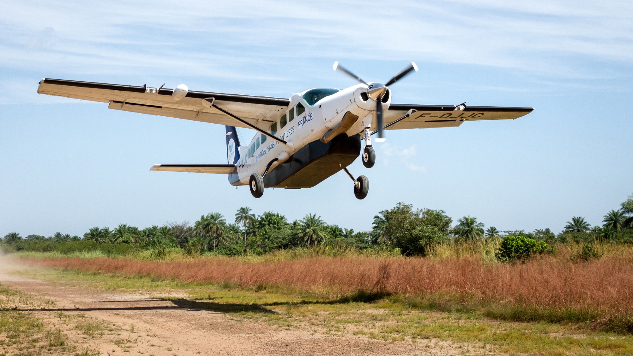 ASF Cessna Caravan in de eindnadering boven een landingsstrip
